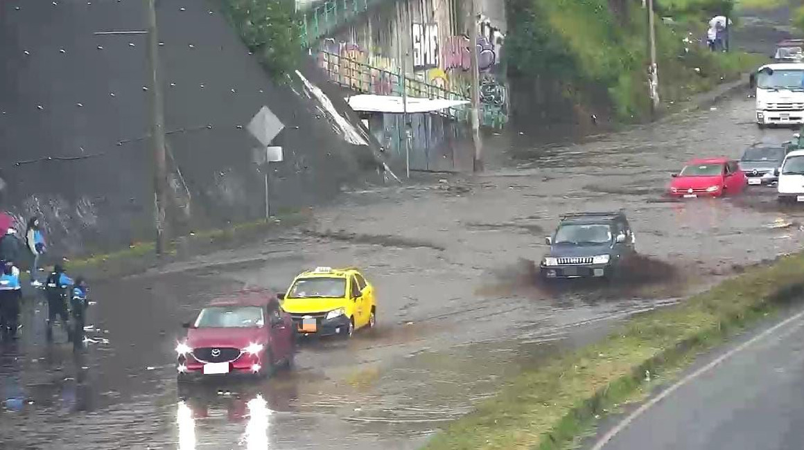 Vehículos atraviesan un tramo inundado de la Panamericana Sur, en Tambillo, el 23 de mayo de 2024.