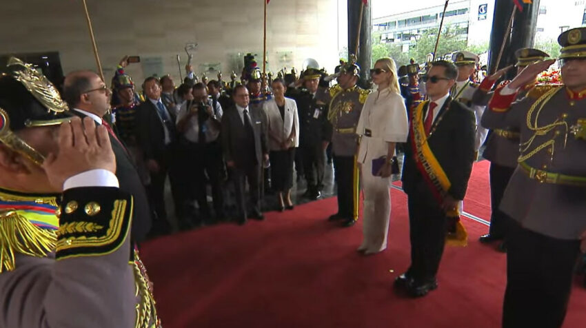 El presidente Daniel Noboa, y la primera dama, Lavinia Valbonesi, durante su ingreso a la Asamblea Nacional, el 24 de mayo de 2024.