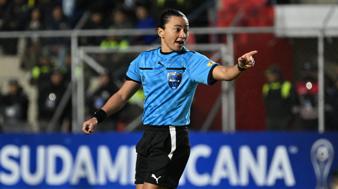 La árbitro brasileña Edina Alves hace gestos durante un partido de la fase de grupos de la Copa Sudamericana, el 25 de abril de 2024.