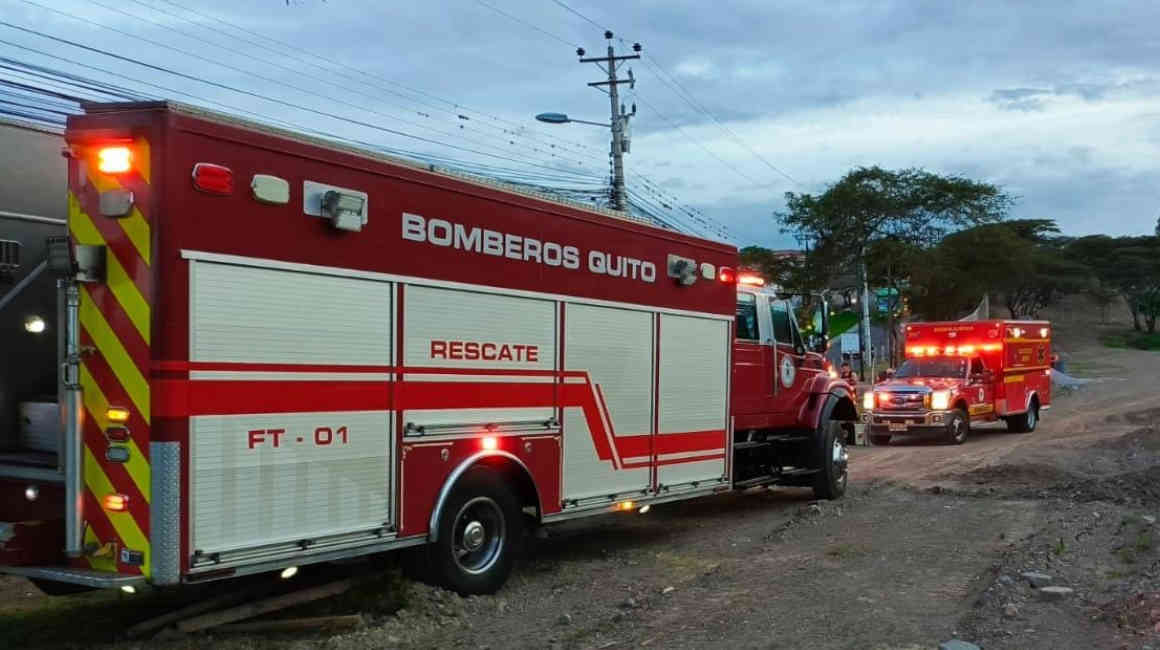 Camiones del Cuerpo de Bomberos de Quito en el rescate de una adolescente en el Valle de Tumbaco, el 26 de mayo de 2024.