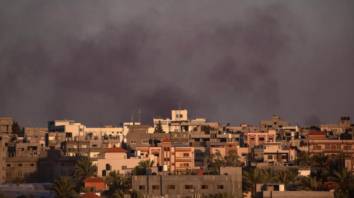 Humo después de un ataque aéreo israelí en Rafah, sur de la Franja de Gaza, el 24 de mayo de 2024.