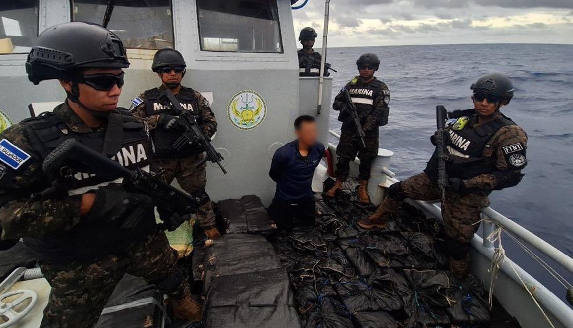Marinos de El Salvador campturaron droga y a un presunto narcotraficante ecuatoriano, el 24 de mayo de 2024.