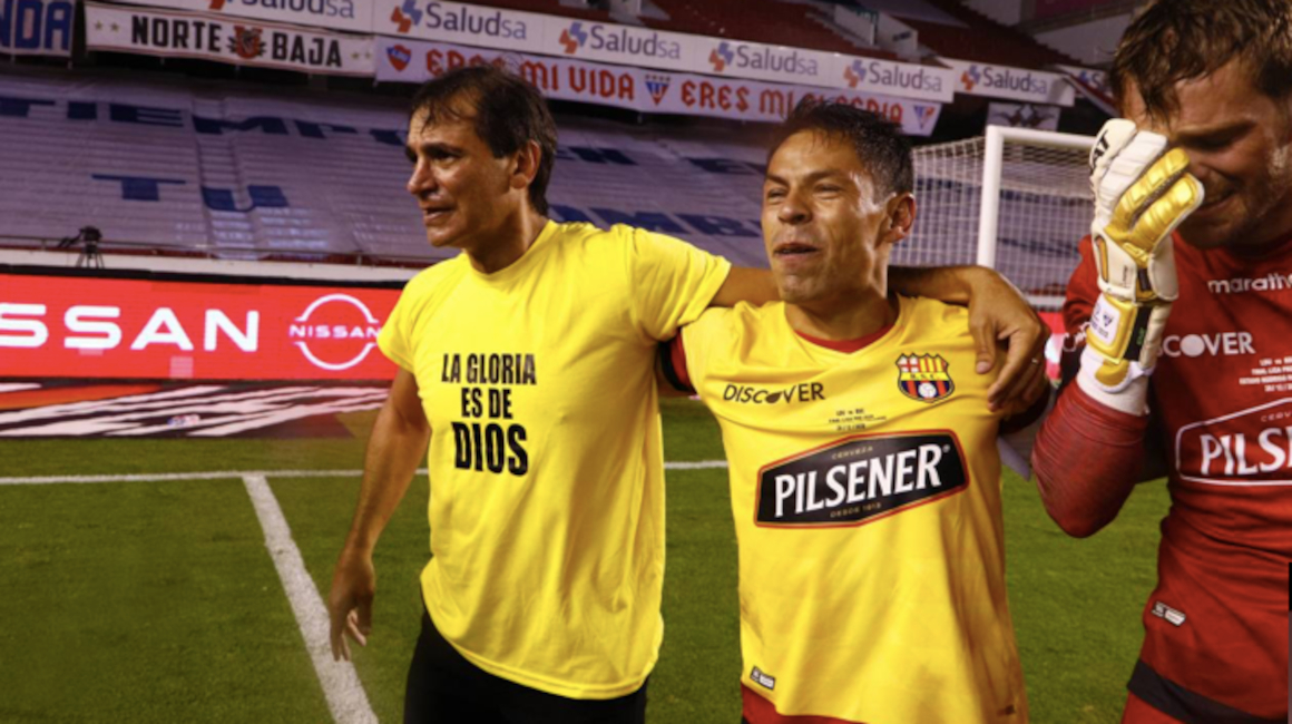 Fabián Bustos celebra el título de Barcelona SC ante Liga de Quito en Casa Blanca, en 2020.