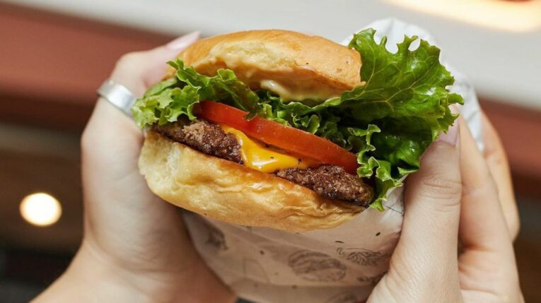 Hamburguesa del restaurante Dark Burger, con locales en Quito y Guayaquil. 