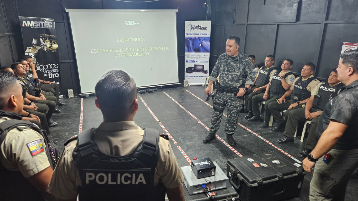 El oficial Roberto Santamaría, jefe del Distrito Nueva Prosperina, en Guayaquil, en la capacitación de 300 policías, el 24 de mayo de 2024. 