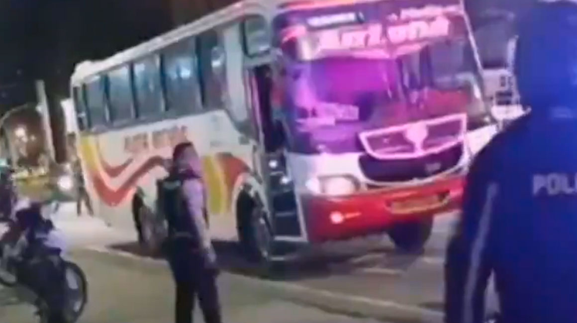 Alarma en Ibarra: Hombre armado con cuchillo retuvo a bus con pasajeros