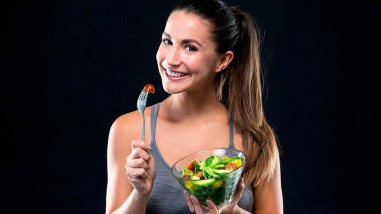 Imagen referencial de una mujer con una sana alimentación.