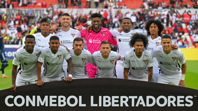 Los jugadores de la Liga de Quito posan antes del partido de vuelta de la fase de grupos de la Copa Libertadores entre la Liga de Quito de Ecuador y el Junior de Colombia en el estadio Rodrigo Paz Delgado de Quito el 14 de mayo de 2024.