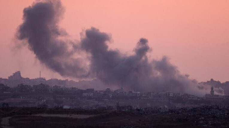 Fotografía tomada desde una posición a lo largo de la frontera sur de Israel con la Franja de Gaza, que muestra humo sobre el territorio palestino luego del bombardeo israelí el 28 de mayo de 2024. 
