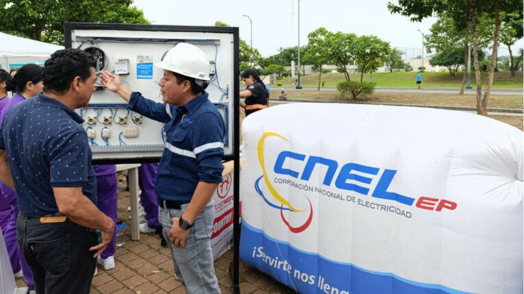 Imagen referencial de una feria ciudadana de CNEL EP, una de las empresas que aplicará el descuento en la planila de luz desde el 29 de mayo de 2024.