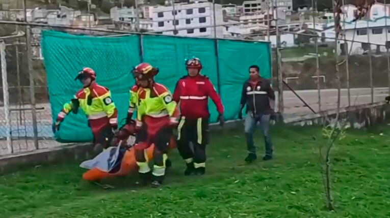 Efectivos de Bomberos de Quito rescatan el cuerpo de una víctima de asalto en La Pulida.