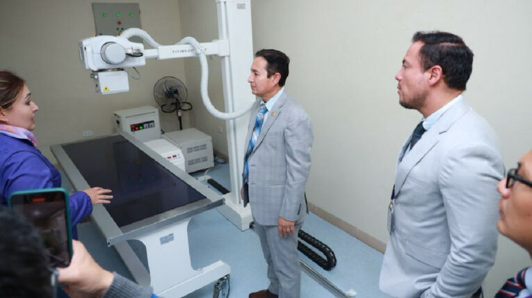 El ministro de Salud, Franklin Encalada, en una visita a un hospital el 23 de mayo de 2024.