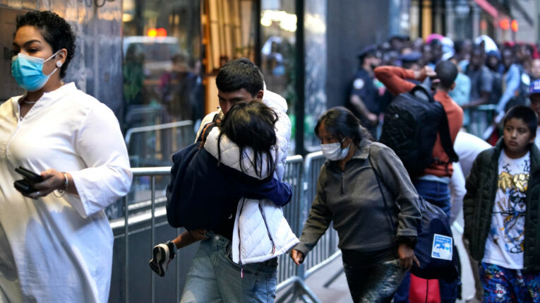 Una fila de migrantes se formó afuera de un hotel de Nueva York, convertido en albergue, el 1 de agosto de 2023.