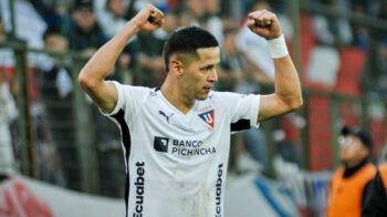 Alex Arce festeja su gol en el partido de Liga de Quito ante Universitario, el 28 de mayo de 2024.