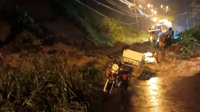 Colapso de puente, inundaciones y casas afectadas por fuertes lluvias en Esmeraldas