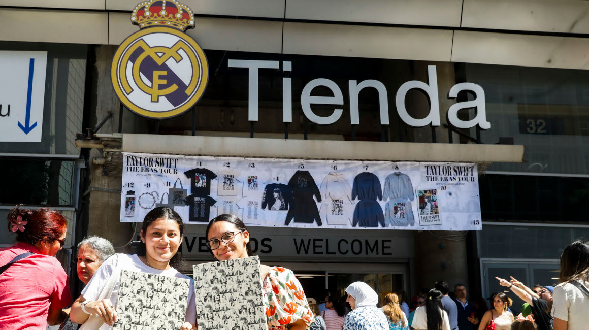 Fans de Taylor Swift comprando mercadería de la cantante en el estadio Santiago Bernabéu, 28 de mayo de 2024.