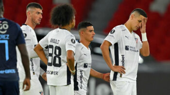 Jugadores de Liga de Quito se lamentan durante un partido de Copa Libertadores, el 14 de mayo de 2024.