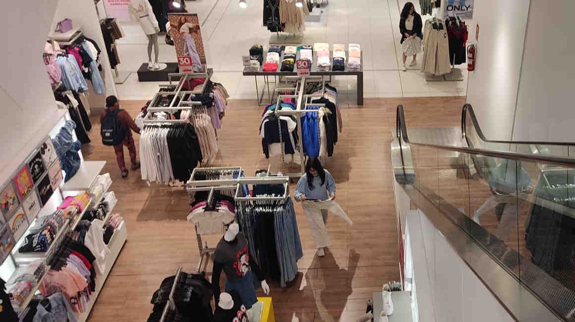 Imagen referencial de compradores en un centro comercial de Quito, marzo de 2024.
