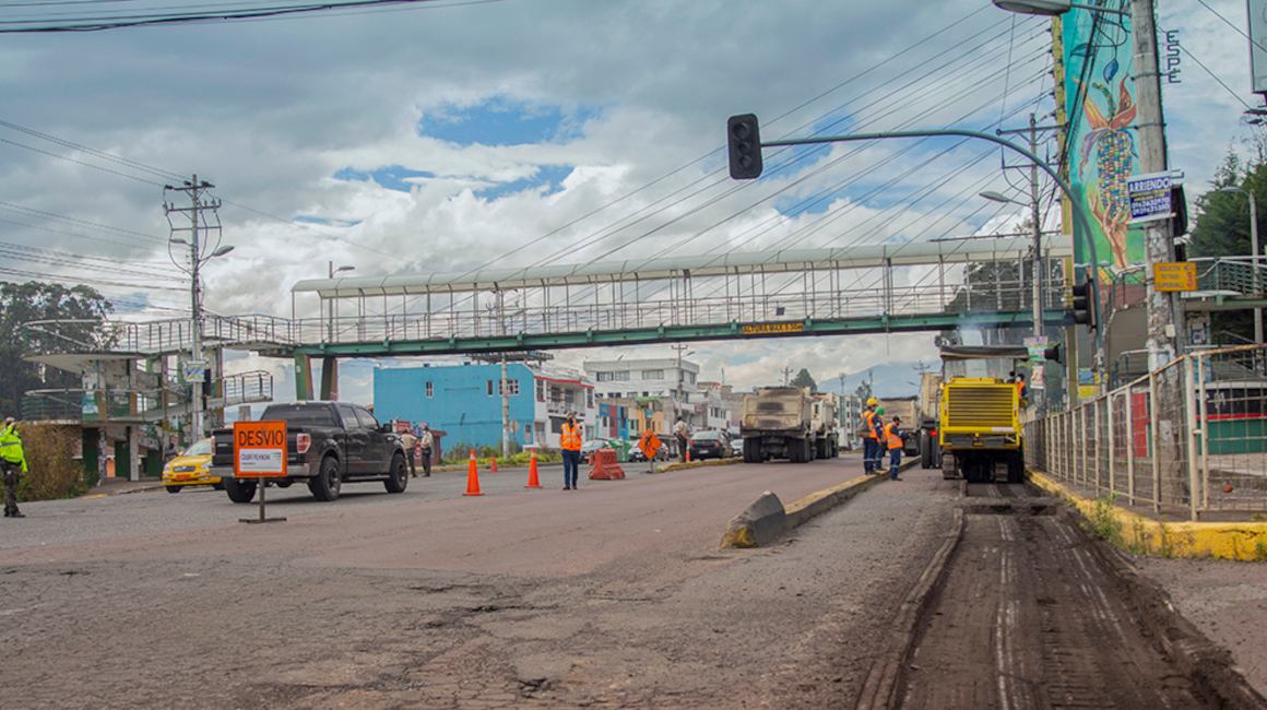 Trabajadores durante la rehabilitación de la Autopista General Rumiñahui, en 2020.