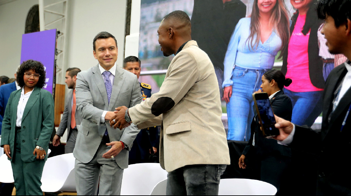 El presidente Daniel Noboa saluda con jóvenes en un acto en Quito el 29 de mayo de 2024.