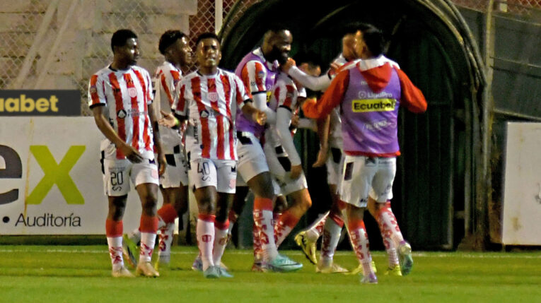Jugadores de Técnico Universitario, durante un partido de LigaPro, el 20 de mayo de 2024.