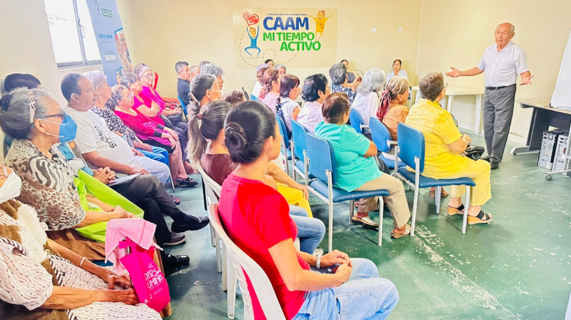 Jubilados del IESS reciben charlas de salud en un centro médico del IESS, en Manabí. mayo de 2024.