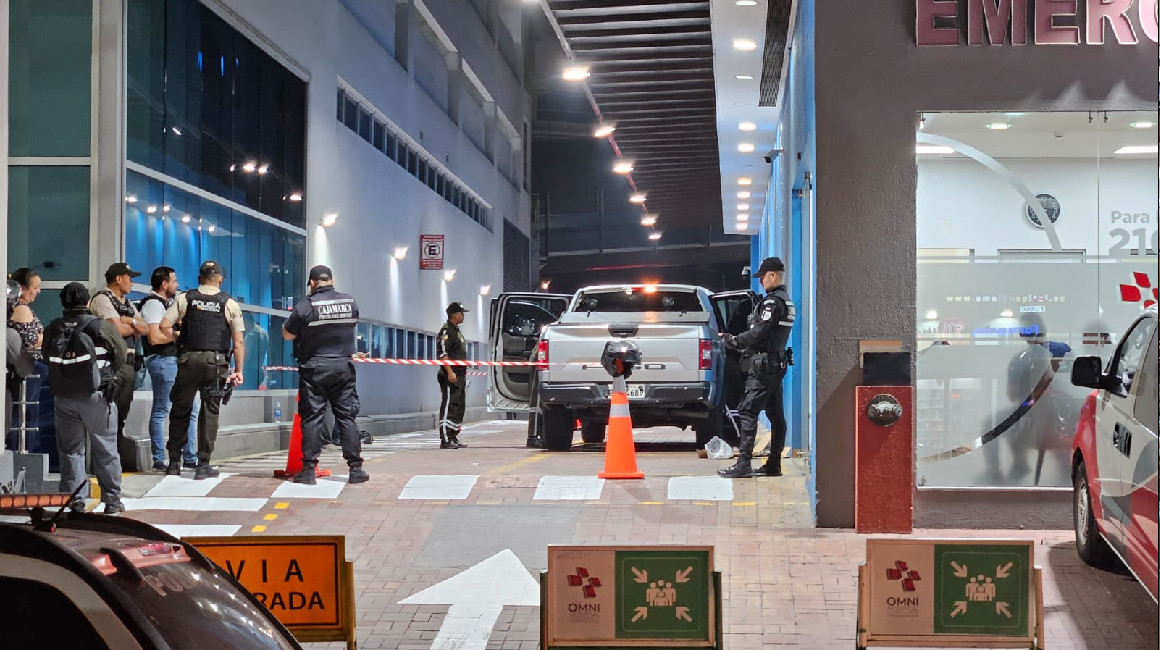 Custodia policial en un hospital privado del norte de Guayaquil el 29 de mayo de 2024.