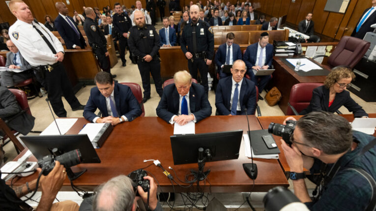 Donald Trump en la corte por el juicio en su contra, 30 de mayo de 2024.