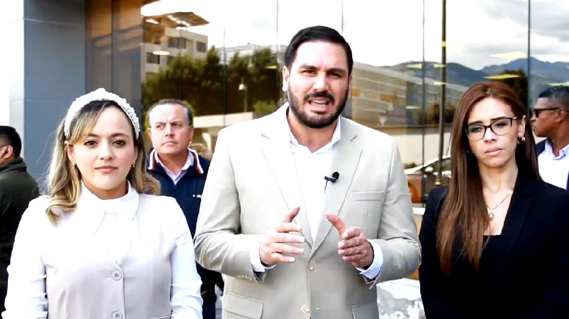 Andrés Fantoni, MIshelle Calvace y Johana Verdezoto, del Consejo de Participación Ciudadana, a su salida de audiencia judicial el 30 de mayo de 2024.