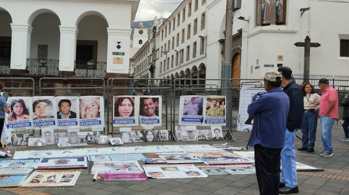 Un plantón por las personas desaparecidas y encontradas sin vida en la plaza grande del centro histórico de Quito, el 30 de abril de 2024.