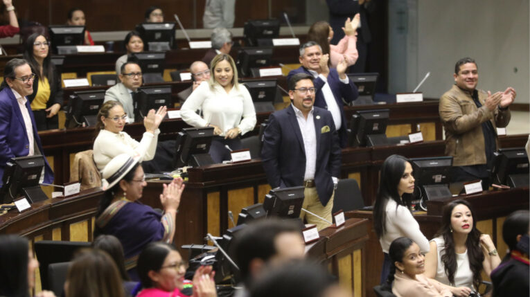 La bancada de la Revolución Ciudadana celebra la votación del proyecto de enmienda constitucional, sobre los vetos, el 30 de mayo de 2024.