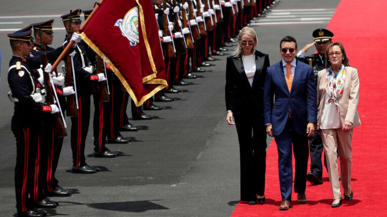 El presidente Daniel Noboa (centro) a su arribo a El Salvador, el 31 de mayo de 2024.