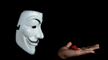 Imagen referencial de un cibercriminal con una máscara, 31 de mayo de 2024.