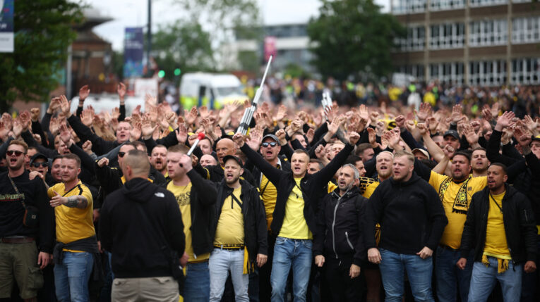 Fanáticos del Borussia Dortmund llegando al estadio de Wembley para la final de la Champions League, 1 de junio de 2024.