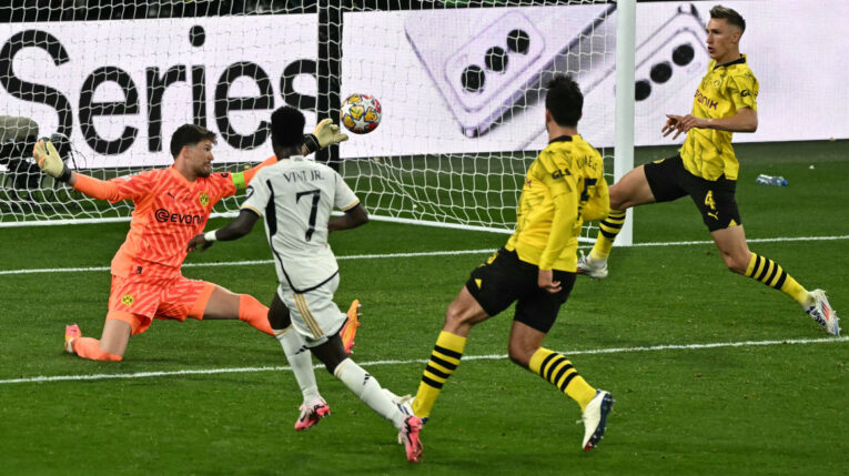 Vinicius convierte el segundo gol para el Real Madrid, en la final de la Champions League, ante el Borussia Dortmund, el 1 de junio de 2024.