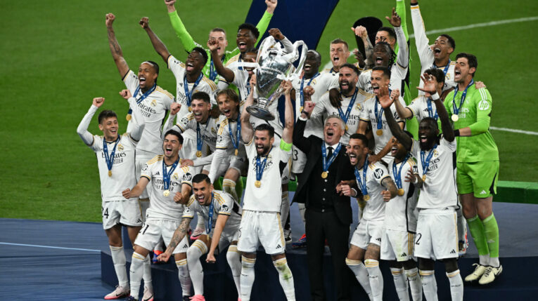 Los jugadores del Real Madrid festejan la estrella 15 en la historia de la Champions League, el 1 de junio de 2024. 