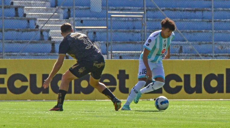 Jugadores de Cumbayá y Delfín en el partido por la Fecha 15 de LigaPro, 1 de junio de 2024.
