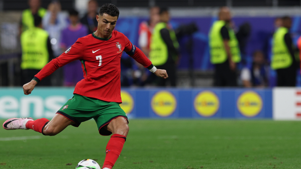 Cristiano Ronaldo ejecuta un penal durante el partido entre Portugal y Eslovenia por la Eurocopa.