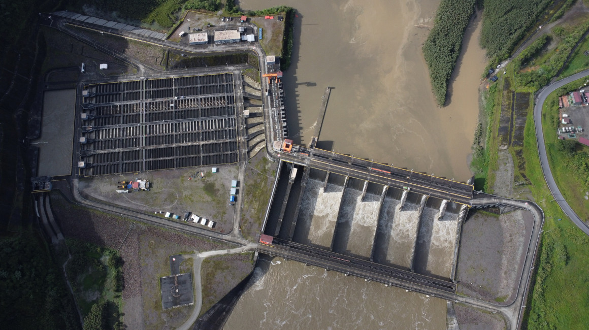 Vista aérea de las obras de captación de Coca Codo Sinclair o bocatoma en el río Coca. A la izquierda de la foto sobre la margen del río Coca se observa el sistema de desarenadores. Foto del 30 de mayo de 2024.