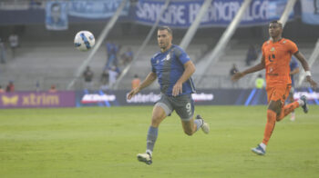 Facundo Castelli, de Emelec, domina una pelota en el partido ante Libertad de Loja, el 1 de junio de 2024. 