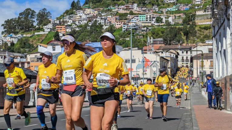 Atletas corren la Quito 15K Race.