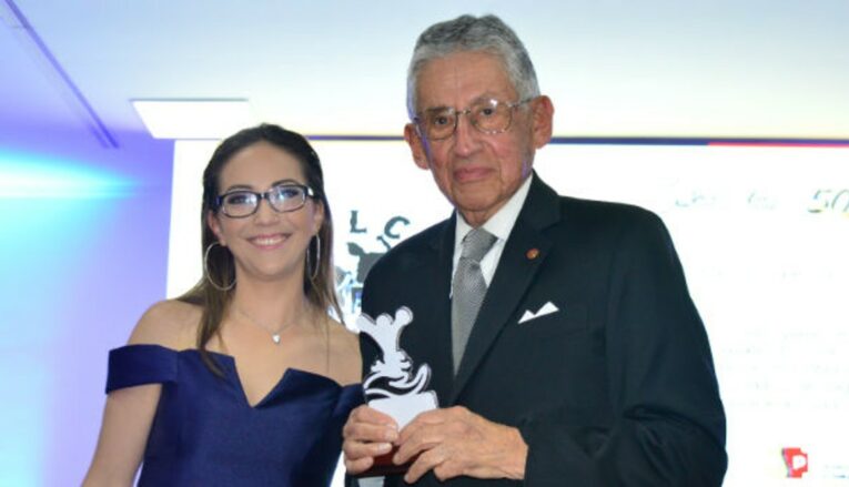 Solón Espinosa con el premio Qhali Kay – Salud Plena de 2017. A su lado, la ministra del ramo de ese entonces, Verónica Espinosa.