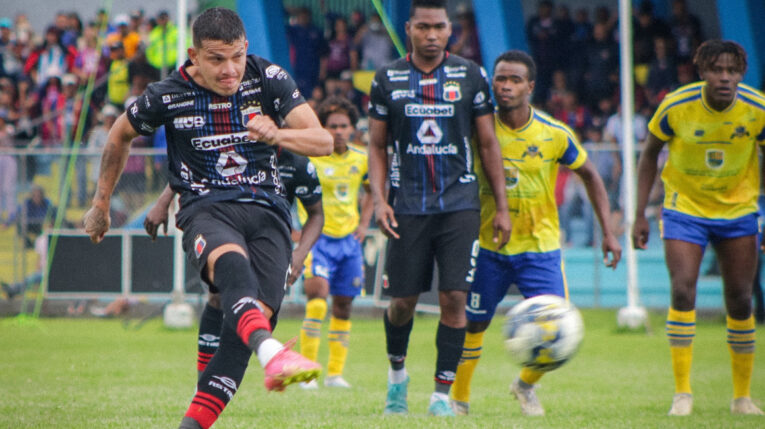 Jacobo Molina convierte de penal el segundo gol para Deportivo Quito, ante Rumiñahui, el 2 de junio de 2024. 