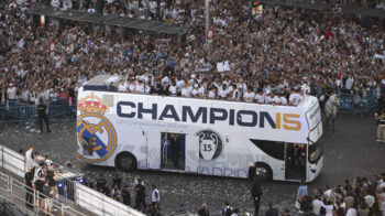 Los jugadores de Real Madrid festejan con los hinchas, el 2 de junio de 2024, el título de la Champions League.