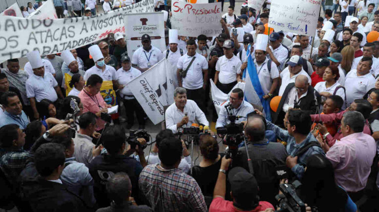  Empleados de Lafattoria, en Guayaquil, realizaron un plantón para exigir al gobierno el pago de USD 30 millones, 28 de mayo de 2024.