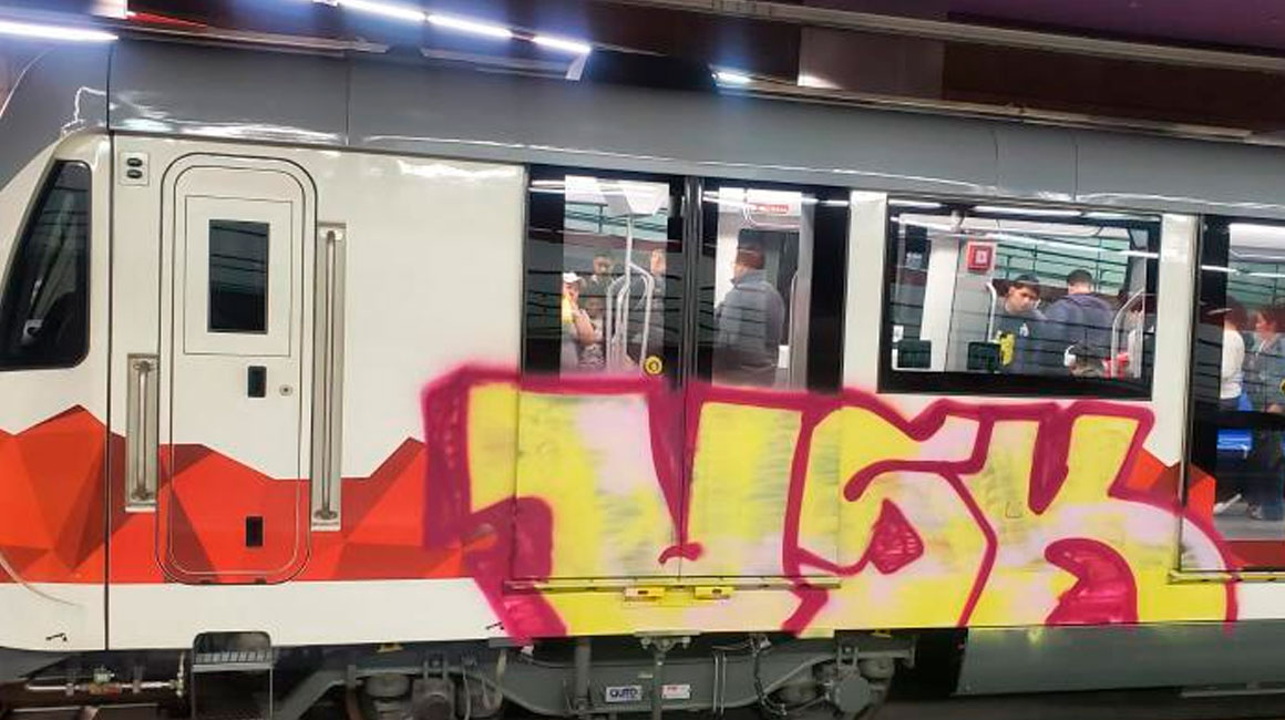 Imágenes muestran a un tren del Metro de Quito grafiteado cerca de la cabina del operador.
