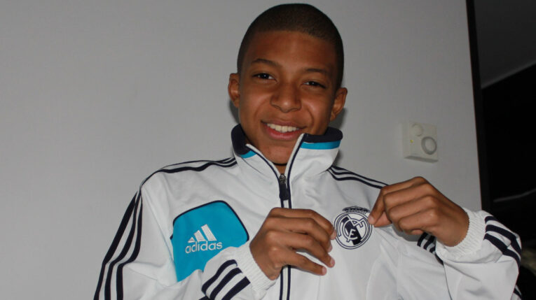 Kylian Mbappé, de joven, con una chompa del Real Madrid.