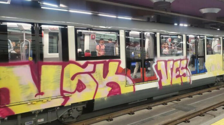 Un tren del Metro de Quito vandalizado el 3 de junio de 2024.