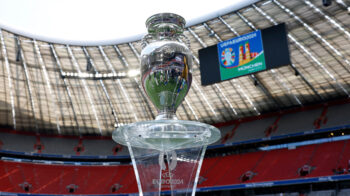 Esta foto tomada el 13 de mayo de 2024, muestra el trofeo del Campeonato Europeo de Fútbol UEFA Euro 2024, en exhibición dentro del Allianz Arena.