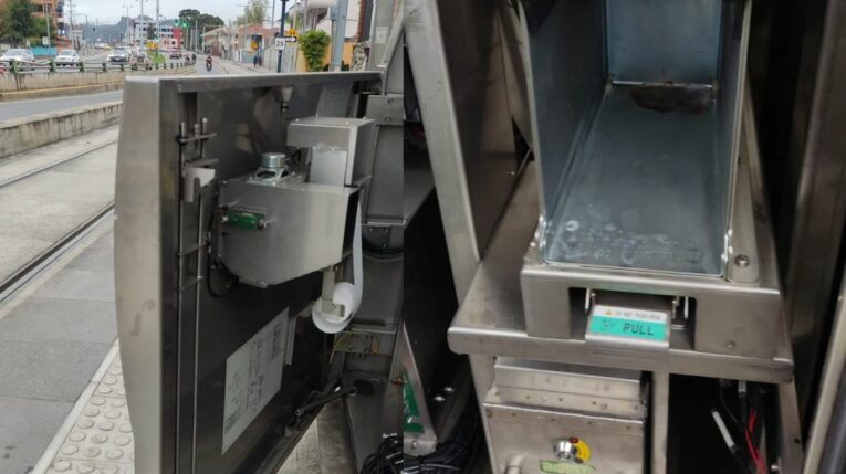 Las máquinas recaudadoras del tranvía de las que sujetos robaron dinero el 4 de junio de 2024.